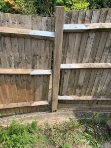 replace_rotten_a_fence_post How_To_Replace_A_Fence_rotten_Post