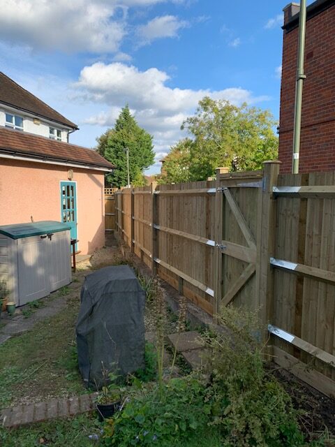 closeboard_fence_and_side_gate_install_on_existing_spurs_by_fencing_contractors closeboard_fence_and_side_gate_install_on_existing_spurs_by_fencing_contractors