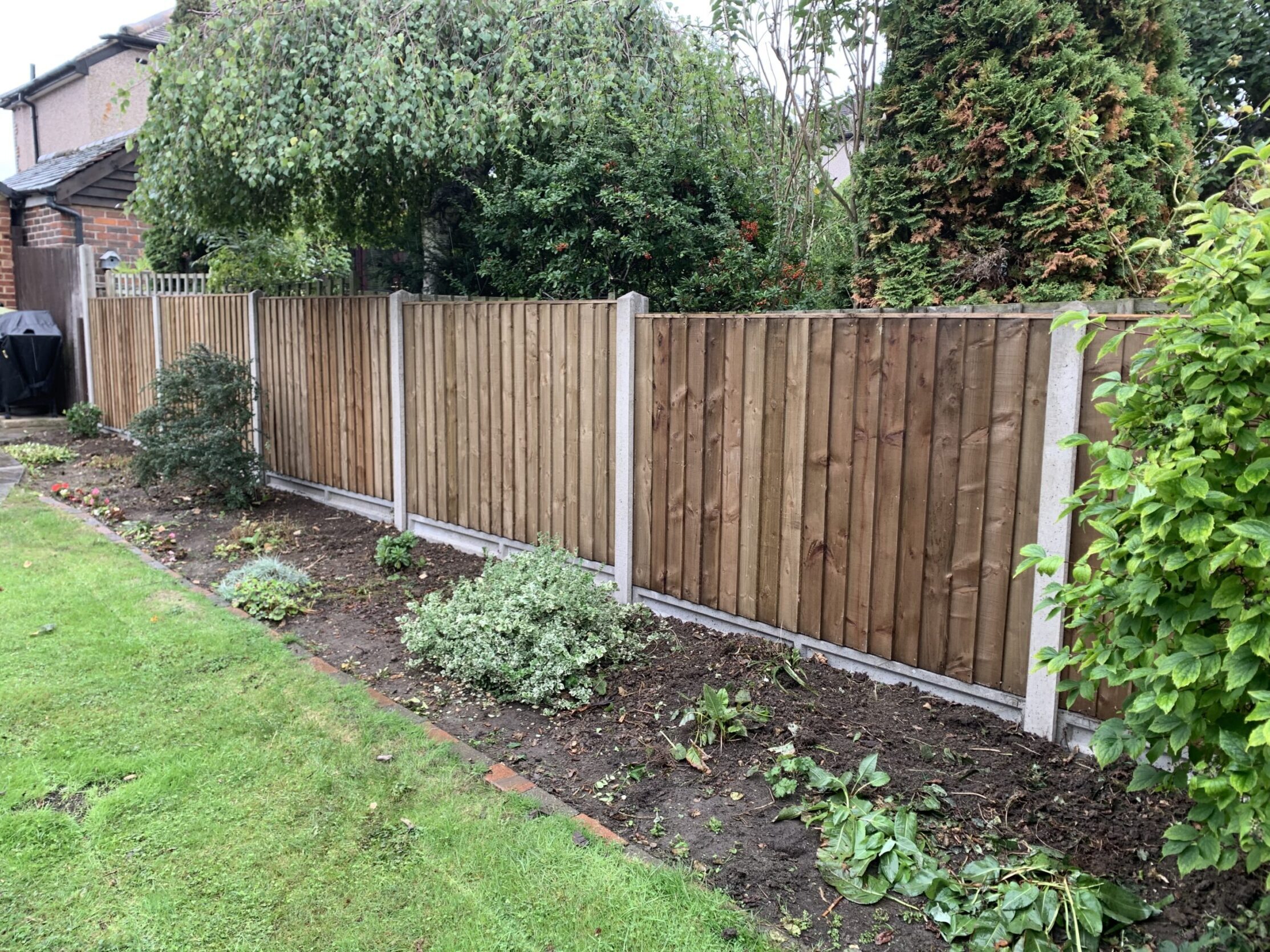 Fencing_Contractor_in_New_Malden_lap_panel_concrete_post_concrete_gravelboard_raynes_park Fencing_Contractor_in_New_Malden_lap_panel_concrete_post_concrete_gravelboard_raynes_park