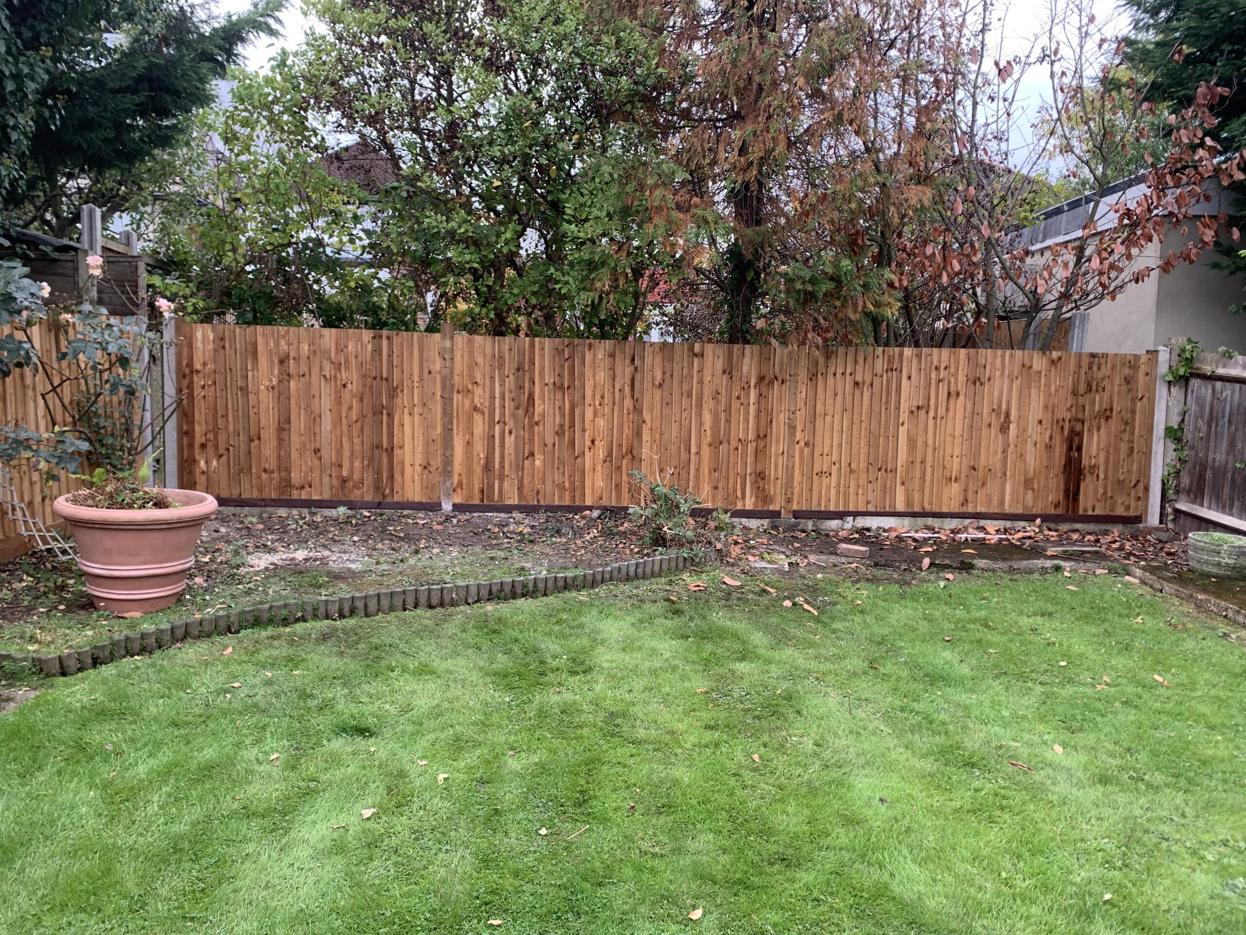 4_foot_featheredge_on_aris_rails_back_garden_fence 4_foot_featheredge_on_aris_rails_back_garden_fence