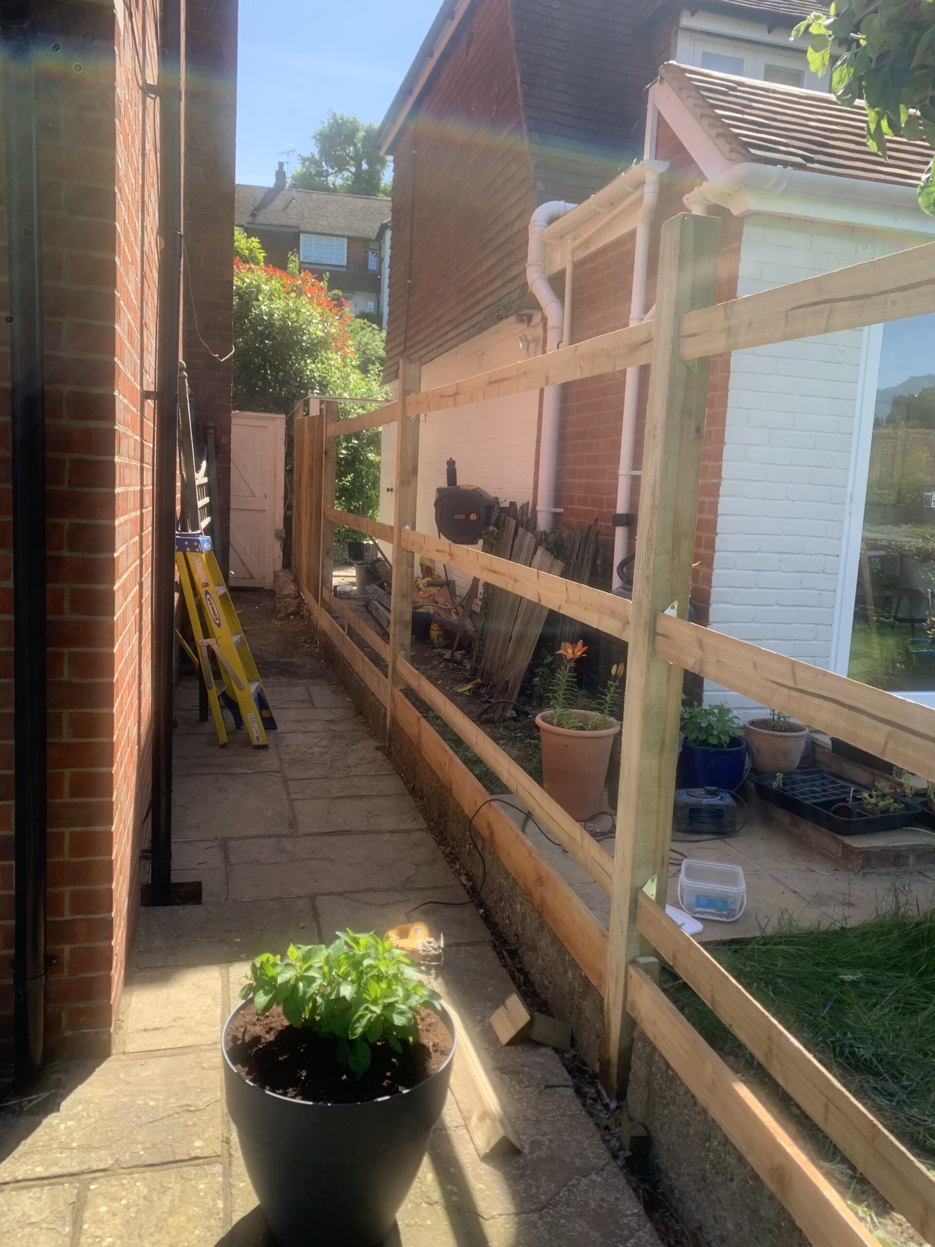 feather_edge_featheredge_fence_on_aris_rails_wooden_post feather_edge_featheredge_fence_on_aris_rails_wooden_post