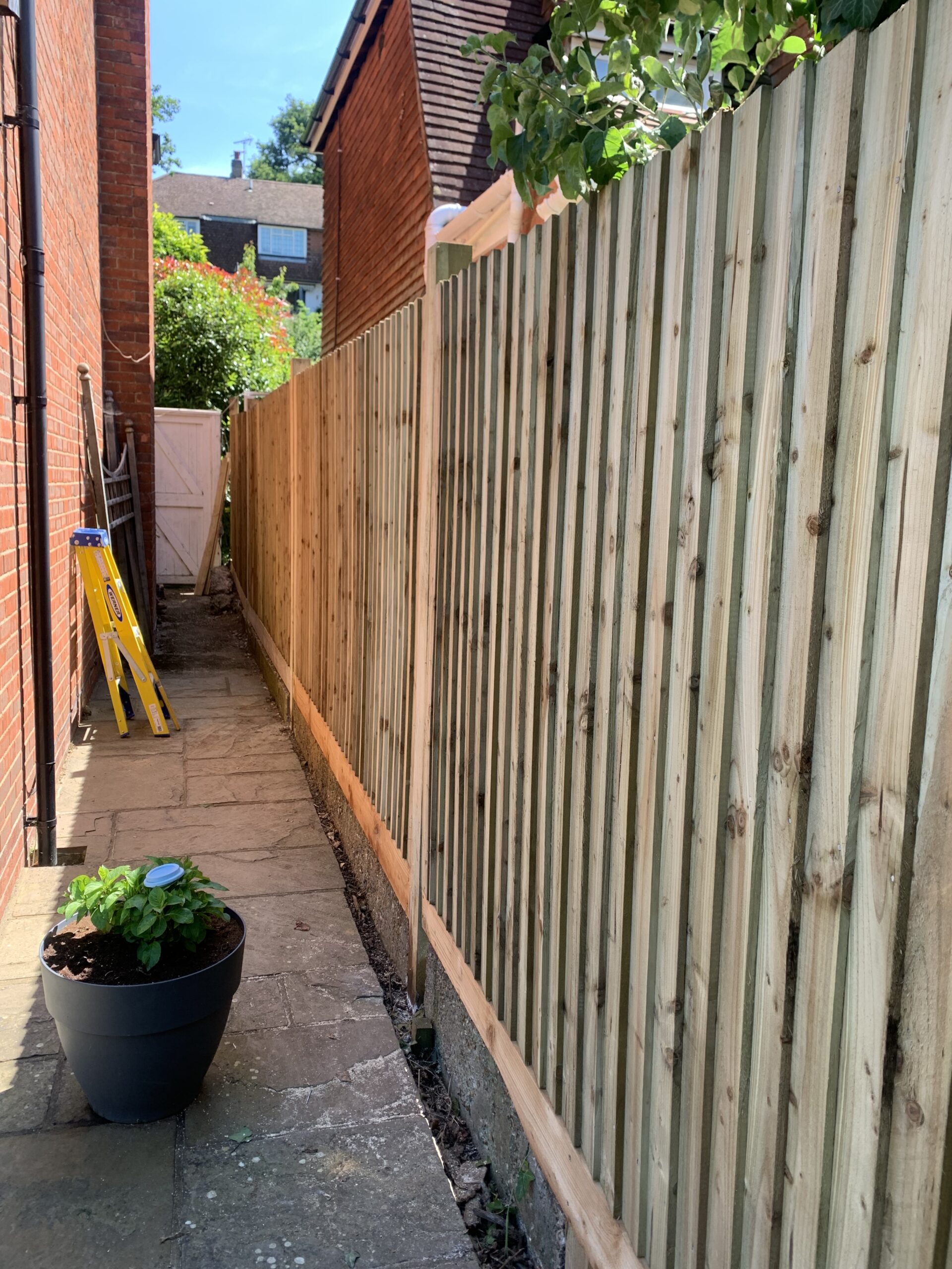 6_,_6_foot_feather_edge_featheredge_fence_on_aris_rails_wooden_post 6_,_6_foot_feather_edge_featheredge_fence_on_aris_rails_wooden_post