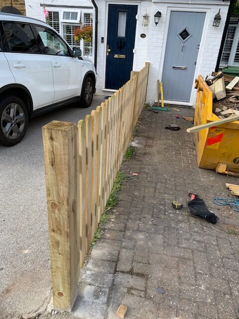 picket_pointed_fence_on_aris_rails picket_pointed_fence_on_aris_rails